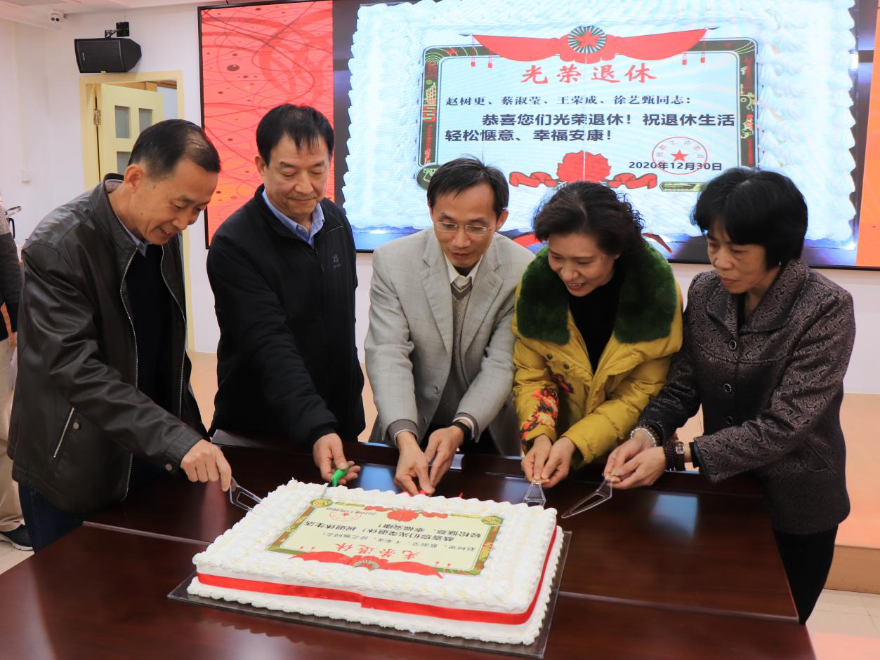 图为与退休同志一同切蛋糕图为颁发纪念品图为与退休同志合影留念图为