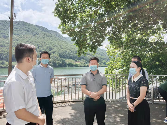 在县文化广电旅游体育局陈春妮局长,张荣发副局长陪同下,交叉检查组