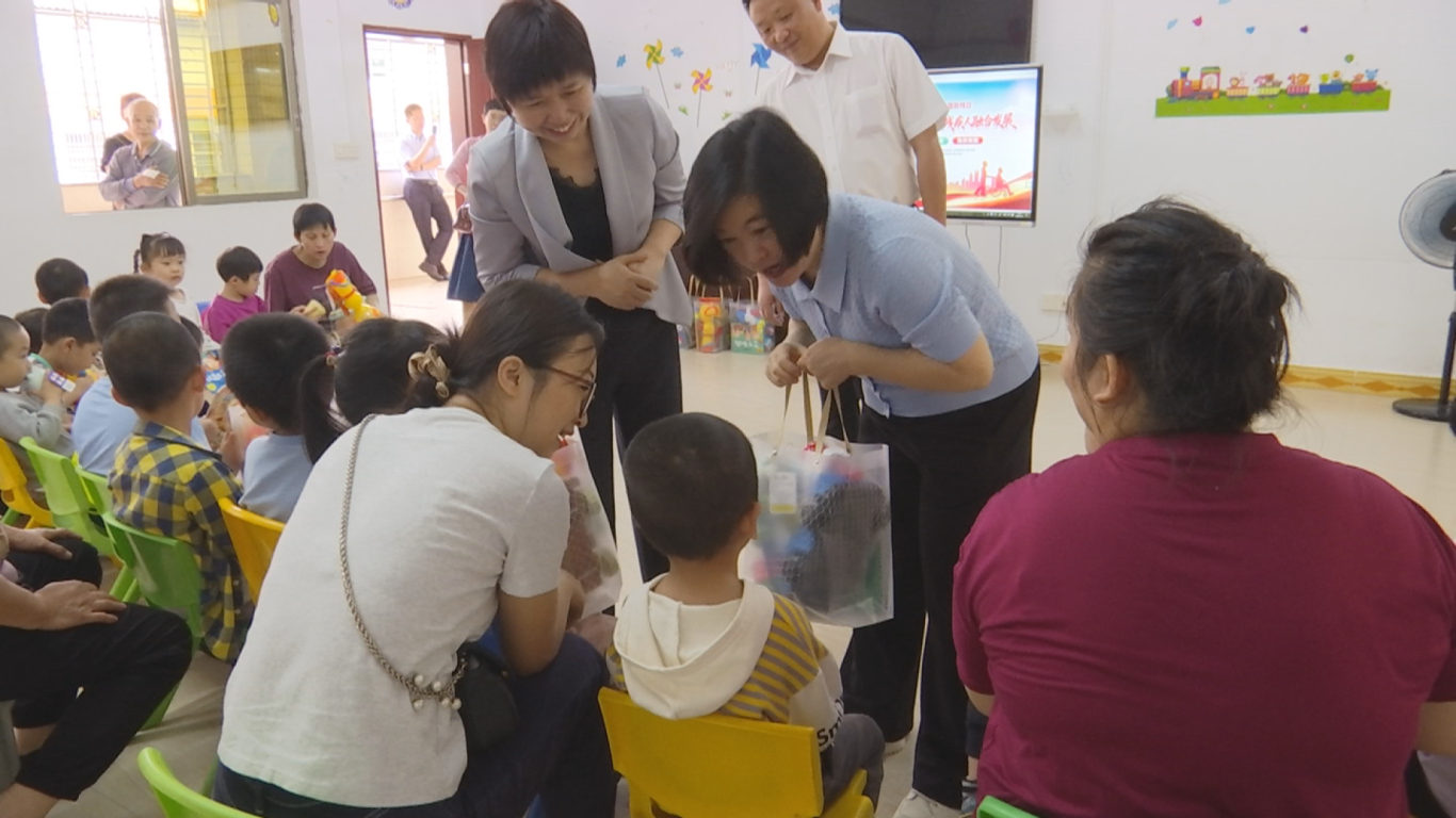 513 张慧慰问残疾人 (6).png